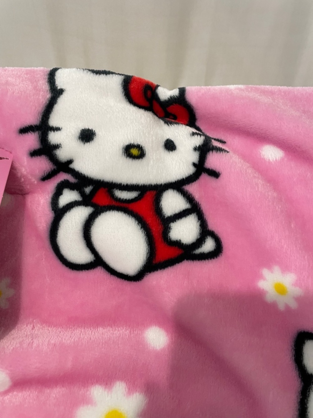 Hello Kitty Pink Patterned Plush Throw Blanket - Picture 4 of 16